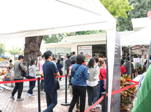 Lines in front of Bangkok National Museum ticketing office.