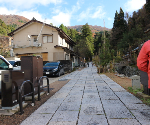 The way to Eihei-Ji Temple.